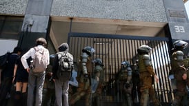 VIDEO | Carabineros ingresó a Instituto Nacional por sala incendiada y detuvo a un estudiante