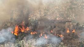 Alerta roja para San José de Maipo tras incendio forestal que ha consumido más de 10 casas