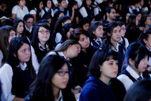 Puedes recibir $67 mil por terminar el cuarto medio: Mira cómo cobrarlos