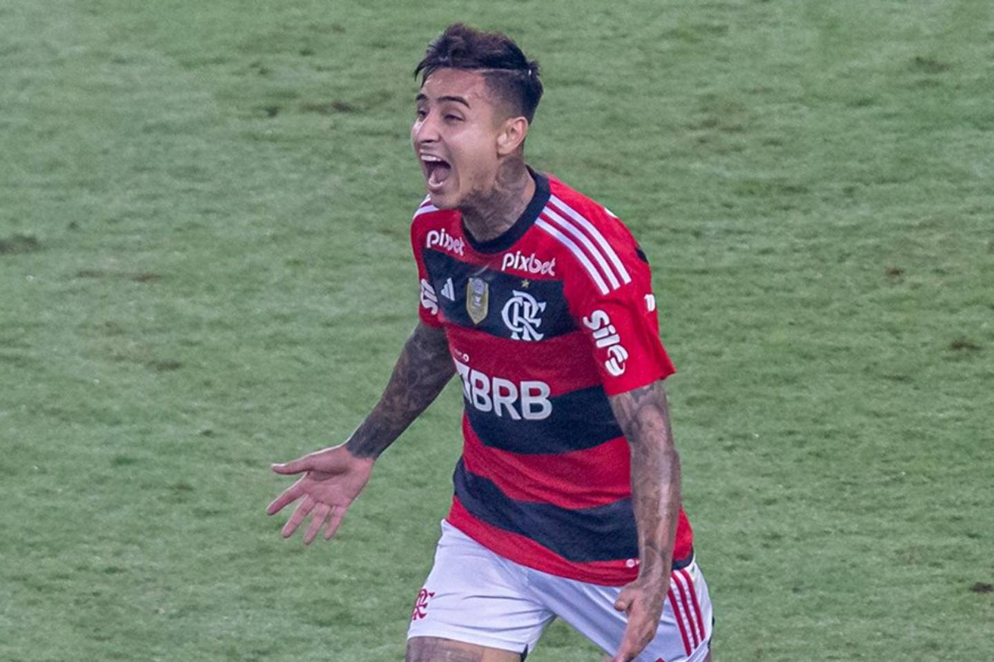 Erick Pulgar celebra un gol en el partido Vasco da Gama vs Flamengo.