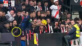 VIDEO | Indignación en La Liga por hincha que le metió el dedo en “zona prohibida” a jugador del Sevilla