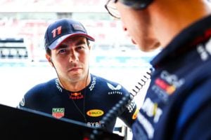 “Algo huele mal”: en España también hablan de un posible sabotaje de Red Bull contra Checo Pérez