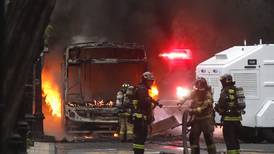 VIDEO | Dos buses fueron quemados por encapuchados en cercanías al Liceo de Aplicación