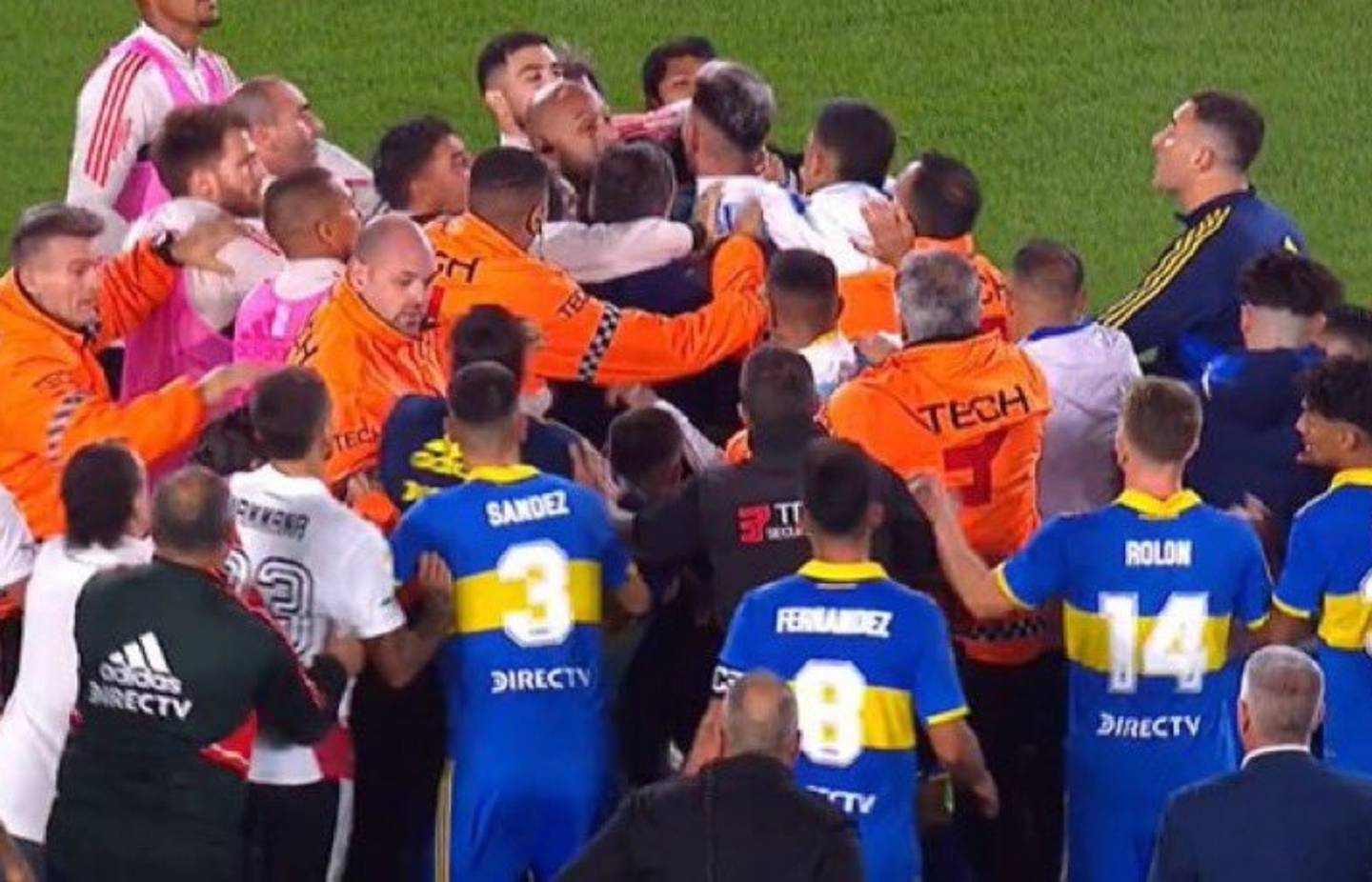 Jugadores de River Plate y Boca Juniors se enfrascaron en dura riña en el Superclásico.
