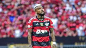 El recordado técnico que brilló en el fútbol chileno y ahora es opción para dirigir a Arturo Vidal el Flamengo