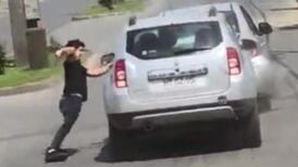 VIDEO | Choque intencional: Conductor colisiona vehículo en el que se encontraba menor de edad