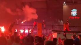 ¡Chao distanciamiento! Hinchas de Liverpool celebran en masa en las afueras de Anfield