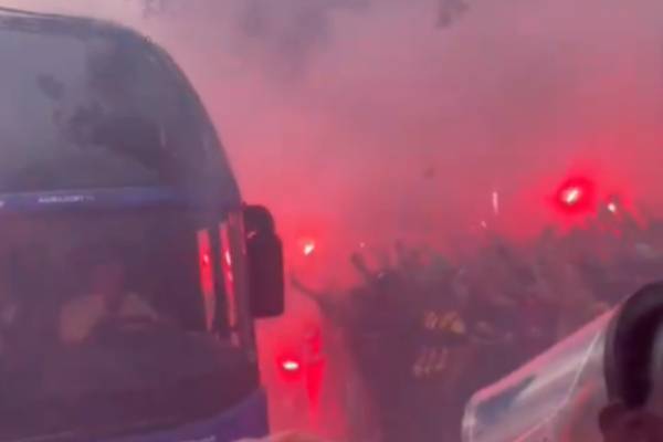VIDEO | Insólito: hinchas del Barcelona apedrearon el bus de sus jugadores pensando que era el del PSG 