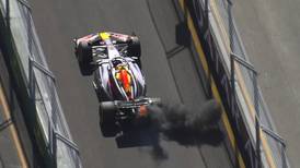 VIDEO | Sorpresa en la F1: a Max Verstappen le explotan los frenos y le entrega en bandeja el GP de Australia a Carlos Sainz