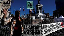 Manifestantes contra la Armada en Valparaíso: "Debe responder por desaparecer a compatriotas"