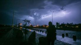 Dirección Meteorológica anunció probables tormentas eléctricas desde RM hasta Los Lagos