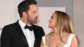 Con atuendos combinados: Jennifer Lopez y Ben Affleck hacen su primera aparición pública como esposos