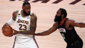 [VIDEO] Clavadas y tapones: Las 5 mejores jugadas del duelo entre los Lakers y Rockets