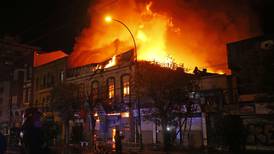 Incendio en Valparaíso: 13 locales comerciales resultaron destruidos y existe peligro de derrumbe del edificio