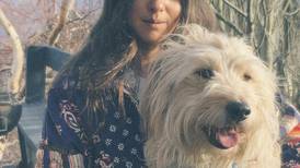 "Enviénle sus energías y amor": Denisse Rosenthal preocupó a sus seguidores tras contar que su perrito Farkas será intervenido