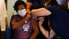 Sondeo: 51,4% de los chilenos no confían en vacuna china de Sinovac