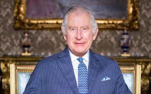 Rey Carlos III regresa al Reino Unido a tiempo para poder reencontrarse con el príncipe Harry