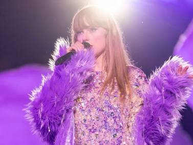 Taylor Swift sufre penoso accidente en pleno concierto y se hace viral 