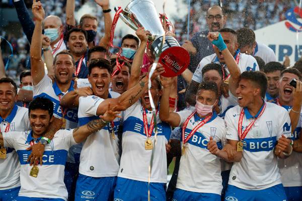 Multicampeón del fútbol chileno con Universidad Católica quedaría sin club para el próximo año