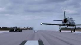 VIDEO | A lo "Top Gun": Lewis Hamilton compitió con un avión antes del Gran Premio de Estados Unidos