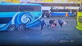 VIDEO | Casi terminó en tragedia: Madre e hija quedan abajo de bus en el terminal de Santiago