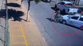 VIDEO | Conductora en práctica atropelló a ciclista y luego derribó reja de oficina municipal en Curicó