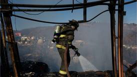 VIDEO | Incendio se registró en cerro Toro de Valparaíso: Cinco viviendas fueron afectadas por el fuego