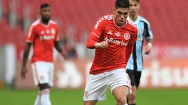 Perdiendo terreno: llegada de nuevo delantero complica aún más el futuro de Carlos Palacios en Inter de Porto Alegre