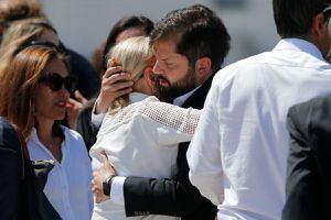 Muerte de Sebastián Piñera: Así fue el emotivo abrazo entre Gabriel Boric y Cecilia Morel