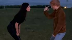 Ed Sheeran no se quiso quedar fuera de la reunión de "Friends" y realizó clásico baile junto a Courteney Cox