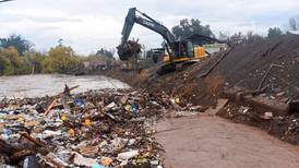 Cierran vertedero ilegal que bloqueó con basura al río Mapocho