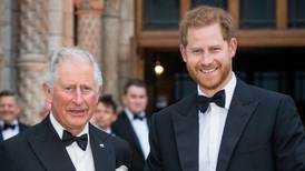 El rey Carlos III huye del príncipe Harry tras su regreso al Reino Unido