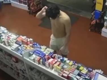 VIDEO | Sujeto desnudo protagoniza el robo más bizarro del año en una farmacia