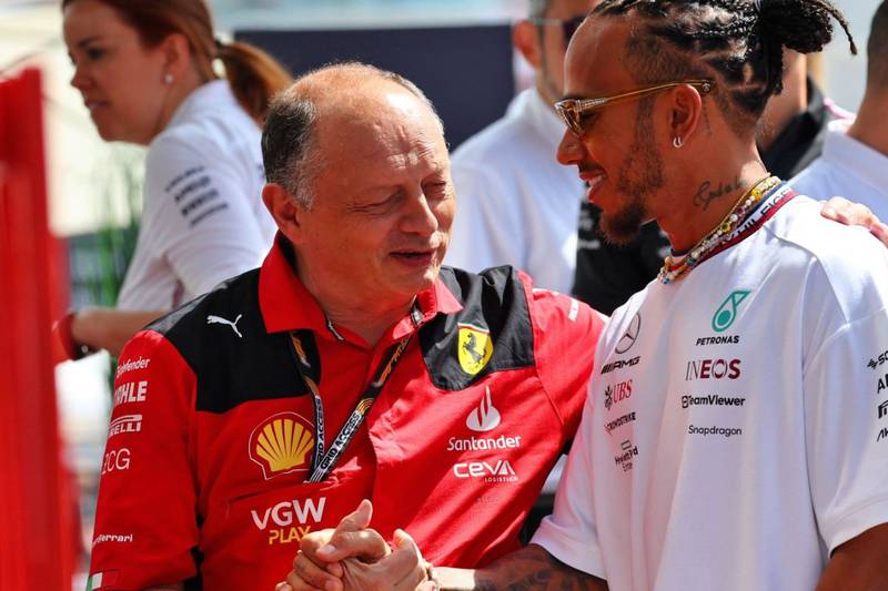 Lewis Hamilton sigue sin renovar con Mercedes y eso ha aumentado los rumores con Ferrari.