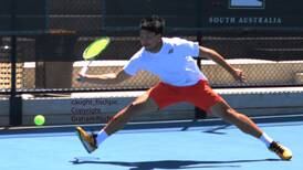 Tenista australiano hace trizas su raqueta en el Challenger de Kobe