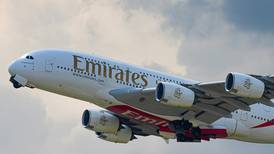 Emirates busca tripulantes de cabina en Chile entregándoles residencia en Dubái: Estos son los requisitos