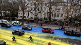 VIDEO | Activistas pintaron una bandera gigante de Ucrania en la calle frente a la embajada de Rusia en Londres