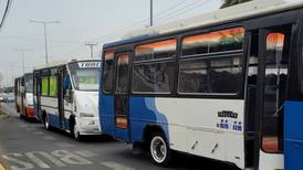 Quillota: Conductores de buses de la comuna cortan el tránsito en la Ruta F-62