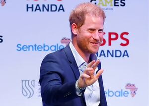 El príncipe Harry rinde emotivo tributo a Lady Di en evento benéfico