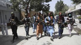Talibanes cuelgan cuerpos ensangrentados de secuestradores en diversas plazas de Herat