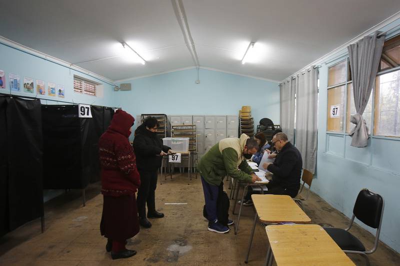 Personas votando en Chile