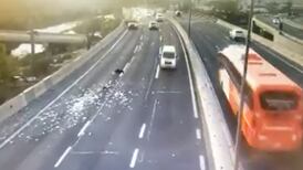 VIDEO | Delincuentes lanzaron bolsos con dinero en autopista durante persecución policial por robo
