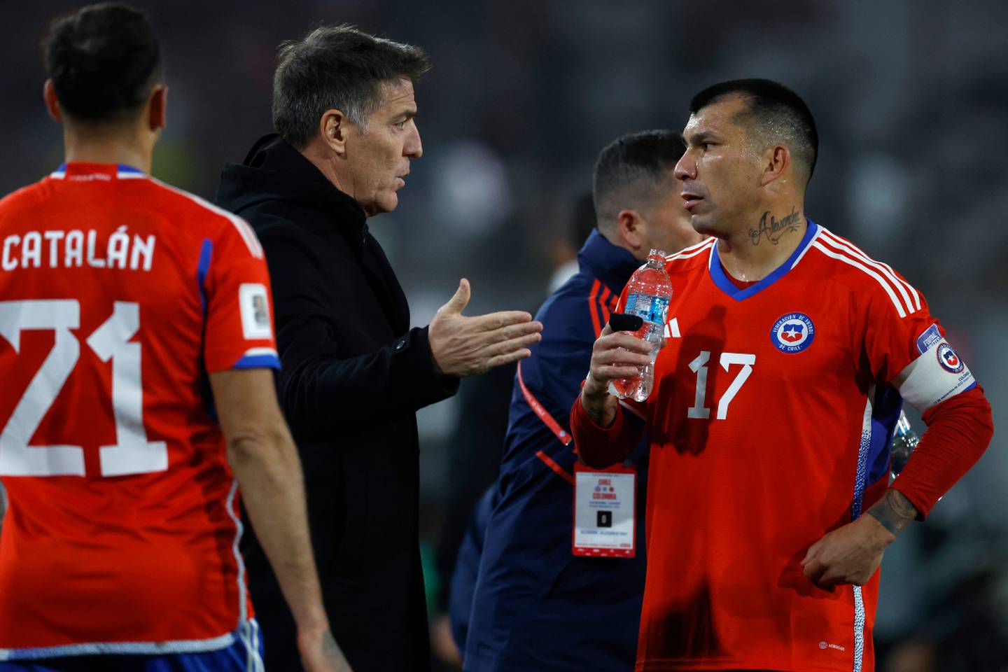 El entrenador Eduardo Berizzo dándole instrucciones a Gary Medel, capitán de la Selección Chilena.