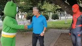 [VIDEO] Juvenal Olmos sacó del sarcófago al Osito Gominola para su campaña como concejal