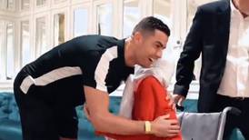 Cristiano Ronaldo arriesga 99 latigazos por abrazar a una pintora en Irán 