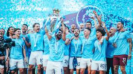 VIDEO | Ya está en las vitrinas: así levantó el Manchester City la copa de la Premier League