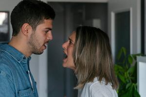 Estos son los 3 signos zodiacales que llegan fácilmente a los gritos cuando pelean