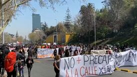 VIDEO | Cientos de estudiantes se movilizan por la Alameda exigiendo mejoras en educación