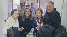 Monserrat Álvarez disfruta de especial escapada al sur de Chile con su pareja, Carlos Fernández, su madre y su suegra