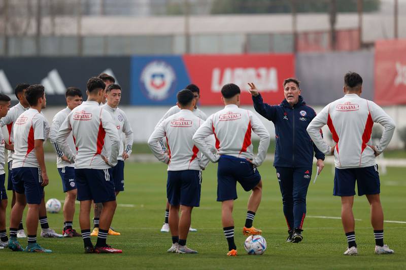 Foto grupal de la Selección Chilena Sub 23 durante la práctica del jueves en el Complejo Juan Pinto Durán.